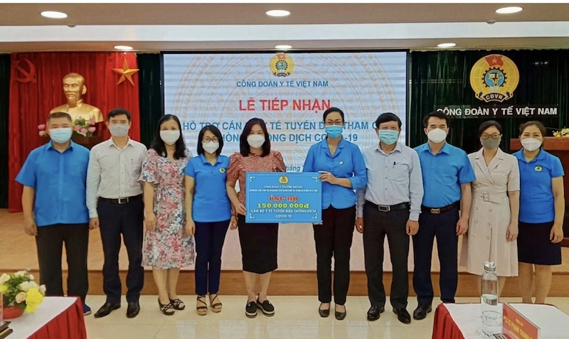 Năm trường đại học trao 150 triệu đồng tặng cán bộ y tế tăng cường tham gia phòng chống dịch Covid-19