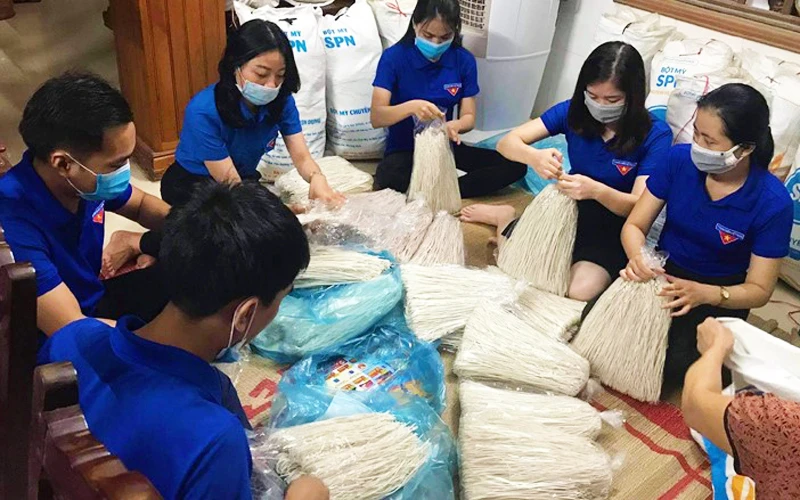 Đoàn viên thanh niên Quảng Bình chuẩn bị nguyên liệu nấu cháo canh gửi người dân thành phố Hồ Chí Minh.