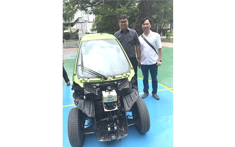 Tác giả với đồng nghiệp Trường đại học Chulalongkorn - Thái Lan chia sẻ nghiên cứu mẫu ô-tô điện. 