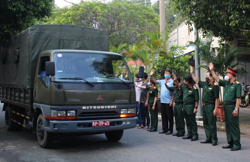 Lãnh đạo Bệnh viện Quân y 7B chia tay đoàn xe lên đường thực hiện nhiệm vụ.