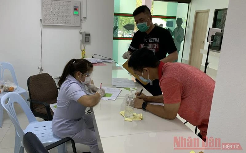 Một địa điểm đăng ký tiêm vaccine phòng Covid-19 tại Thủ đô Vientiane. (Ảnh: Xuân Sơn) 