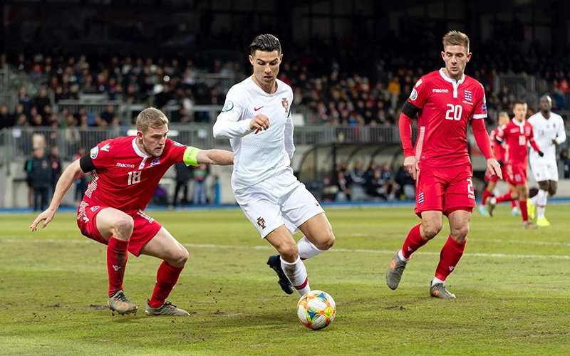 Ronaldo (áo trắng) đang dẫn đầu trên danh sách “Chiếc giày vàng” EURO 2020.