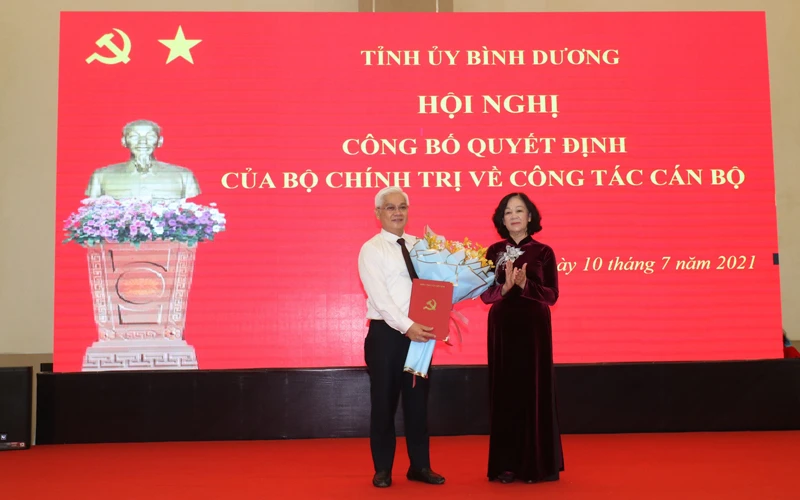 Đồng chí Trương Thị Mai trao quyết định và chúc mừng đồng chí Nguyễn Văn Lợi nhận chức vụ Bí thư Tỉnh ủy Bình Dương.