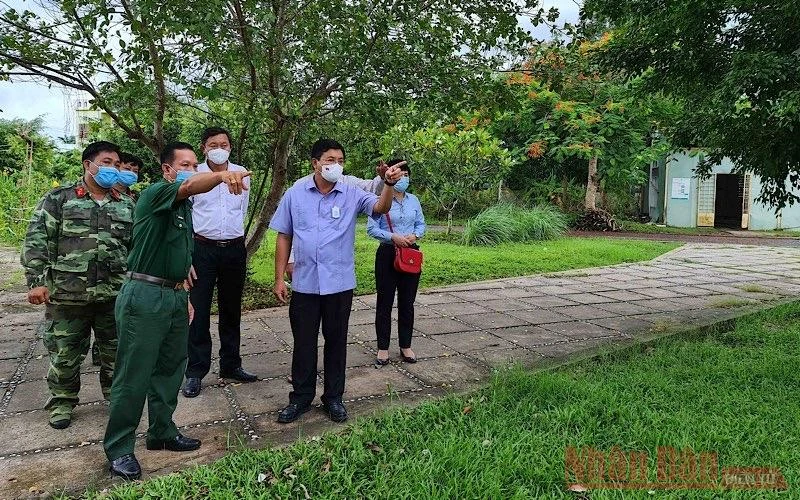 Bí thư Tỉnh uỷ Cà Mau (sơ mi xanh tà ngang) kiểm tra tại Khu cách ly tập trung Trường Dân tộc Nội trú Cà Mau.