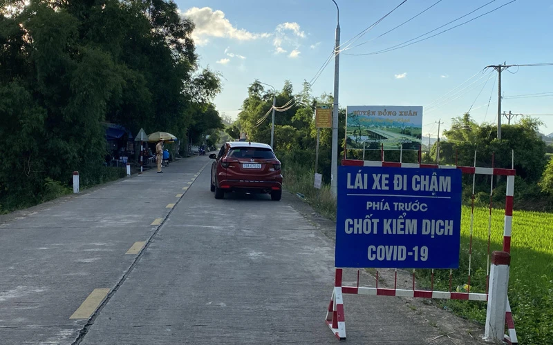 Huyện Đồng Xuân là địa phương duy nhất chưa phát hiện ca nhiễm Covid-19, nhưng công tác kiểm tra kiểm soát vẫn được tổ chức nghiêm ngặt tại các tuyến đường ra vào huyện.