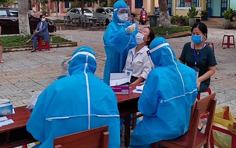Ngành y tế Quảng Nam lấy mẫu xét nghiệm các trường hợp liên quan ca bệnh phát hiện tại tỉnh Quảng Ngãi.
