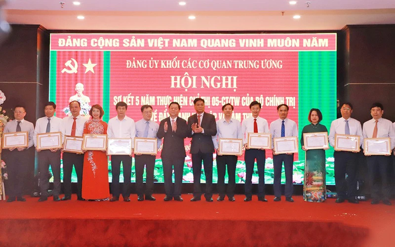 Lãnh đạo Ban Tuyên giáo T.Ư và Ðảng ủy Khối các cơ quan T.Ư khen thưởng tập thể và cá nhân tiêu biểu trong thực hiện Chỉ thị số 05 của Bộ Chính trị. (Ảnh chụp trước ngày 27/4/2021). Ảnh: MỸ HẠNH