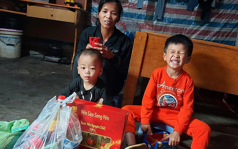 Một gia đình khó khăn nhận hỗ trợ của Câu lạc bộ Ăn chay Ðà Lạt.