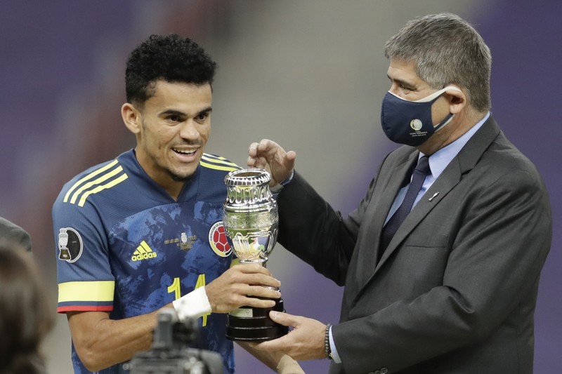Tiền vệ Luis Diaz cầm về chiếc Cup hạng ba cho đội tuyển Colombia. (Ảnh: Getty)