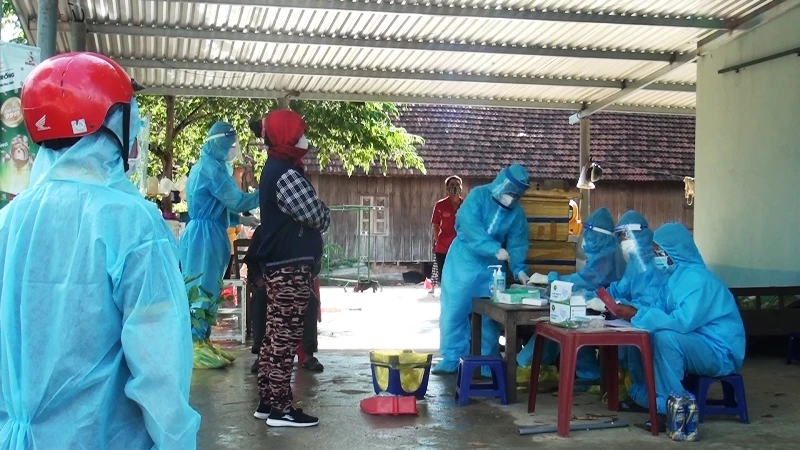 Lực lượng y tế tiến hành lấy mẫu toàn bộ người dân trong khu phong tỏa tại buôn Ly, xã Ea Trol, huyện Sông Hinh, Phú Yên.