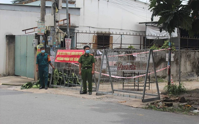 Lực lượng chức năng phong tỏa tại một khu dân cư ở phường Trảng Dài, thành phố Biên Hòa.
