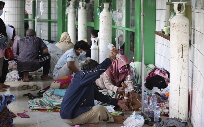 Người bệnh nằm ở hành lang bệnh viện tại Đông Java, Indonesia, ngày 9/7. (Ảnh: AP)