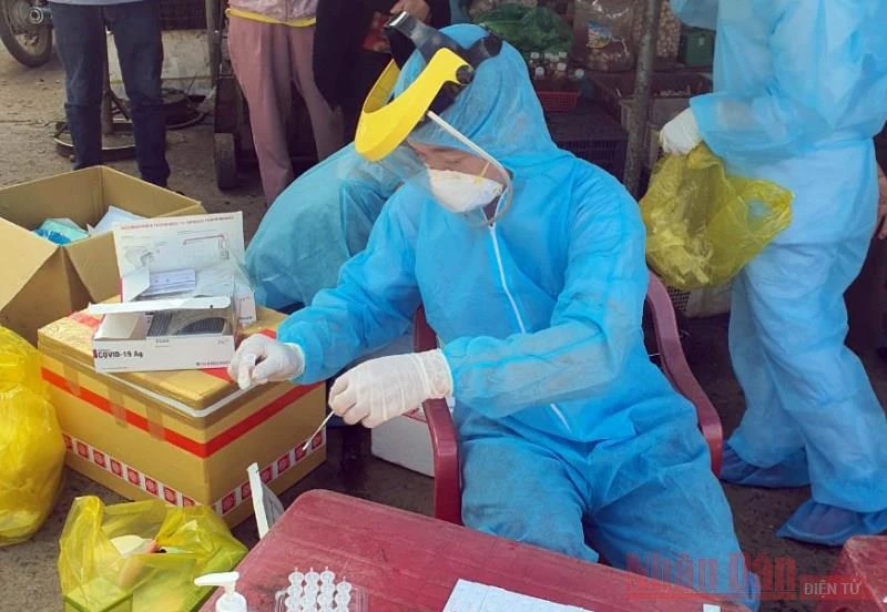 Tổ đáp ứng nhanh Trung tâm kiểm soát bệnh tật Lâm Đồng lấy mẫu xét nghiệm nhanh SARS-CoV-2 tại huyện Đơn Dương.
