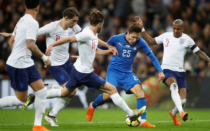 Tình huống Federico Chiesa bị phạm lỗi dẫn đến quả penaly cho tuyển Italia trong trận giao hữu với chủ nhà Anh trên sân Wembley tháng 3/2018. (Ảnh: Action Images/Reuters)