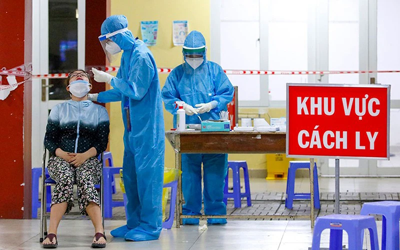 Lực lượng y tế lấy mẫu cho người dân tại điểm cách ly tập trung quận Bình Tân, TP Hồ Chí Minh. Ảnh: NGUYỆT NHI