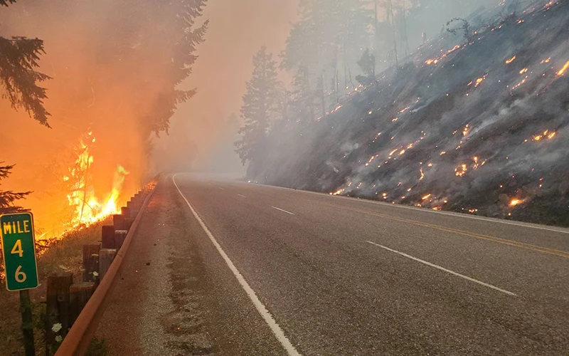 Nắng nóng gây cháy rừng ở Oregon.