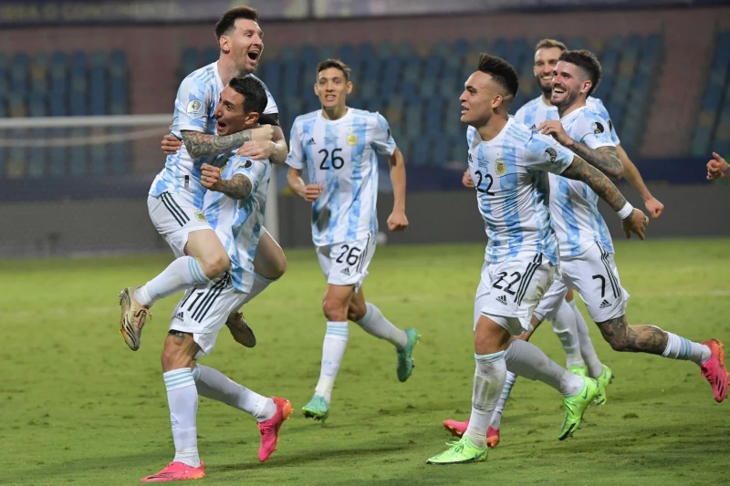 Các cầu thủ Argentina ăn mừng bàn mở tỷ số.