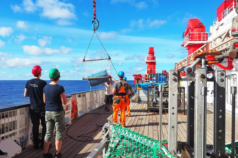Tàu nghiên cứu SONNE của Đức vớt được một thùng lớn màu xanh lơ nổi trên bề mặt đại dương trong chuyến thám hiểm qua Bắc Thái Bình Dương từ Vancouver đến Singapore vào mùa hè năm 2019. Nguồn: Roman Kroke UFZ