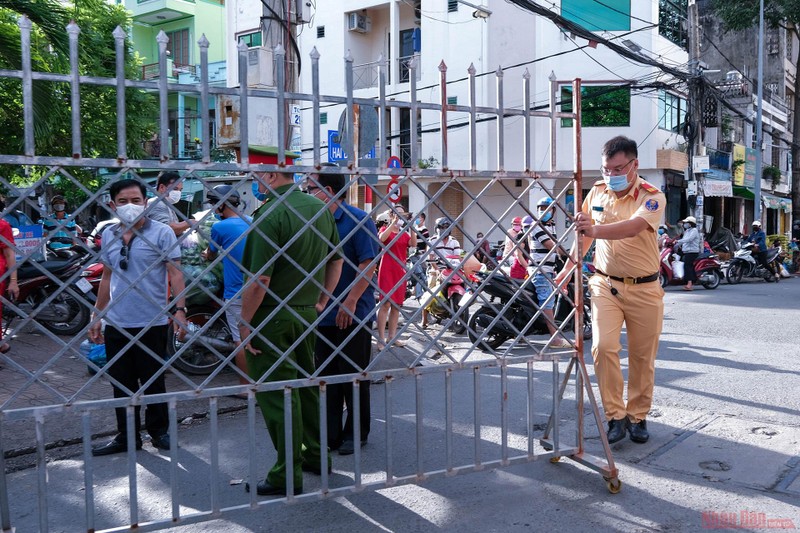 Lực lượng chức năng phong tỏa một phần chợ Tân An, quận Ninh Kiều, TP Cần Thơ.