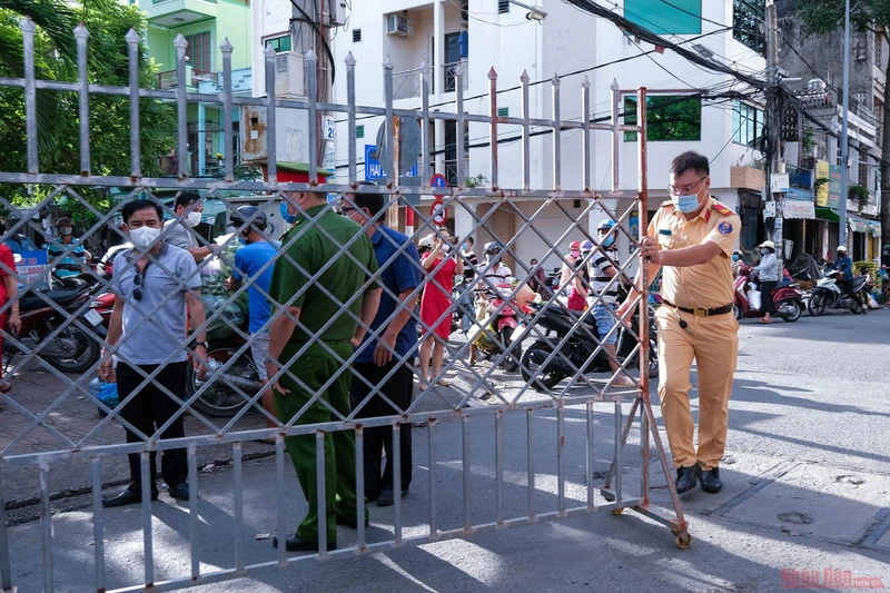 Lực lượng chức năng phong tỏa một phần chợ Tân An, quận Ninh Kiều, TP Cần Thơ.