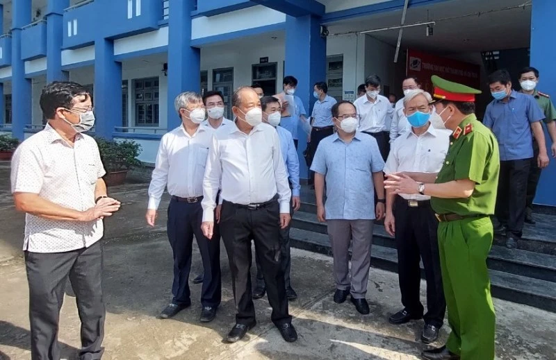 Phó Thủ tướng Thường trực Chính phủ Trương Hòa Bình kiểm tra tại Bệnh viện dã chiến điều trị Covid-19 số 3, tỉnh Đồng Nai.