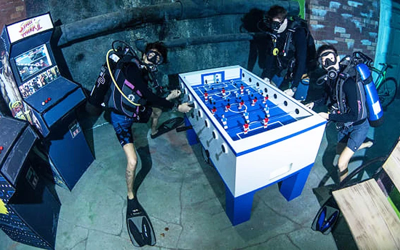 Người lặn có thể chơi bi lắc dưới bể Deep Dive Dubai (Ảnh: CNN)
