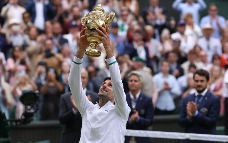 Djokovic nâng cao chiếc cúp vô địch Wimbledon 2021, đánh dấu cột mốc đáng nhớ trong sự nghiệp của mình. (Ảnh: Wimbledon)