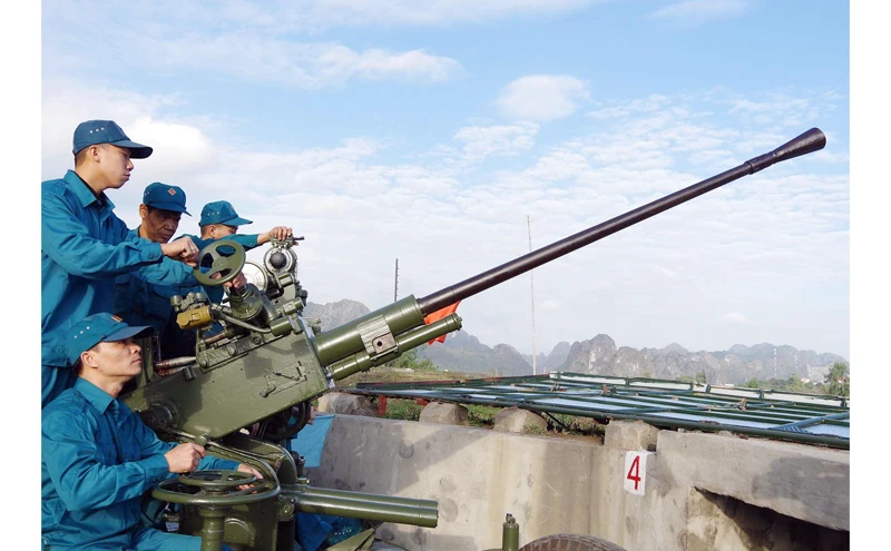 Khẩu đội pháo phòng không tự vệ Công ty Tuyển than Hòn Gai Vinacomin (Bộ Chỉ huy quân sự tỉnh Quảng Ninh) luyện tập phương án chiến đấu.