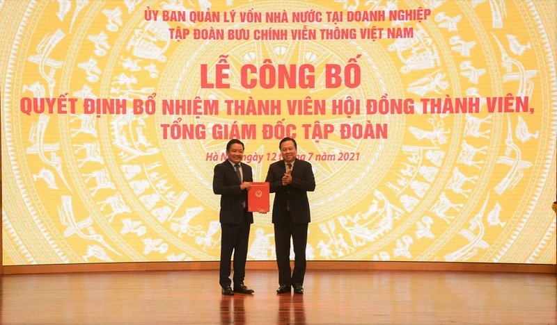 Chủ tịch Ủy ban Quản lý vốn nhà nước tại doanh nghiệp Nguyễn Hoàng Anh trao quyết định bổ nhiệm ông Huỳnh Quang Liêm giữ chức vụ Thành viên Hội đồng thành viên Tập đoàn VNPT.