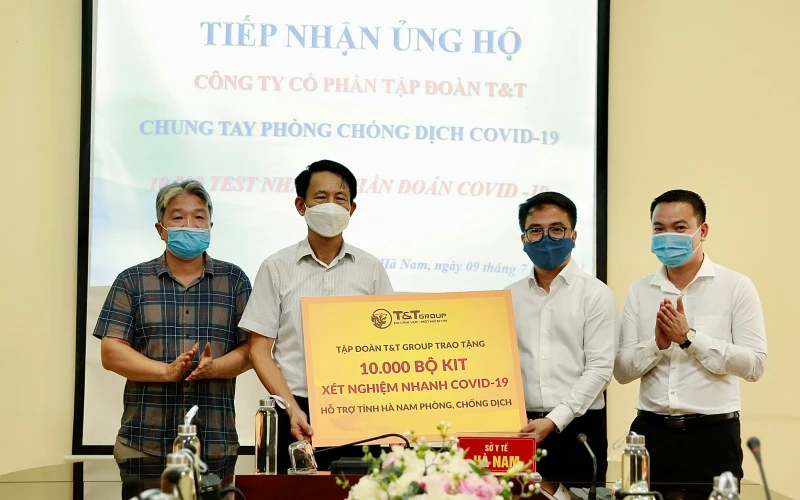 Ông Trần Viết Huệ, Phó Giám đốc Sở Y tế, đại diện Ban Chỉ đạo phòng chống dịch COVID-19 tiếp nhận 10.000 bộ kit xét nghiệm nhanh COVID-19 do Tập đoàn T&T Group trao tặng.