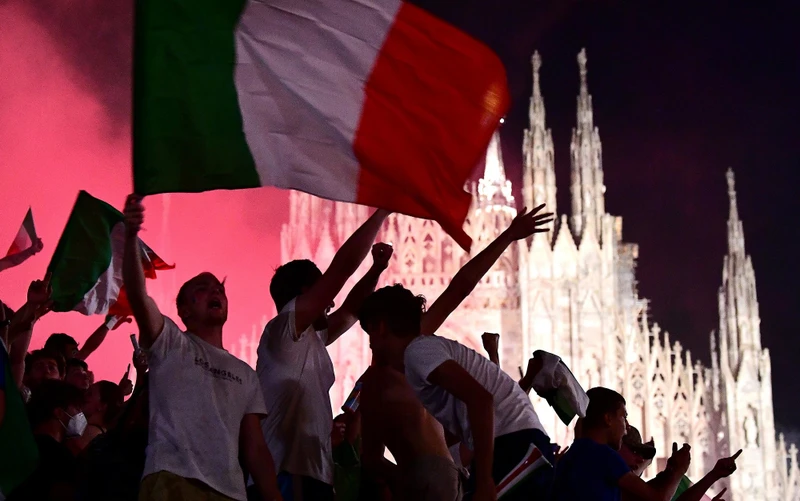 Người hâm mộ Italia ăn mừng cuồng nhiệt tại quảng trường nổi tiếng Piazza Duomo, Milan sau khi đội nhà giành chức vô địch EURO 2020. (Ảnh: Reuters)