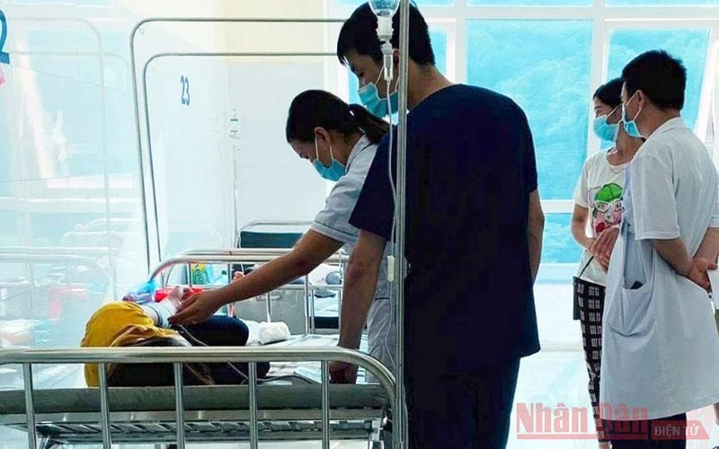 Công nhân bị ngộ độc được điều trị tại Trạm y tế xã Lùng Vai.