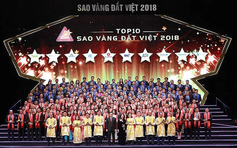 Các đồng chí lãnh đạo Đảng, Nhà nước cùng tập thể doanh nhân giành Giải thưởng “Sao Vàng đất Việt” năm 2018. 