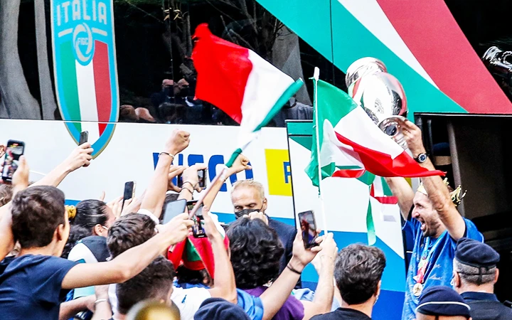 Đội trưởng đội tuyển Italia G.Chiellini giơ cao Cúp vô địch EURO 2020.