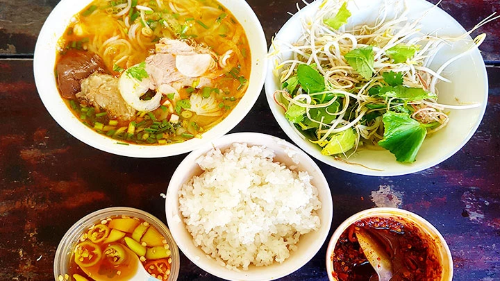 Tô bún kèm chén cơm nguội có giá 20 nghìn đồng.