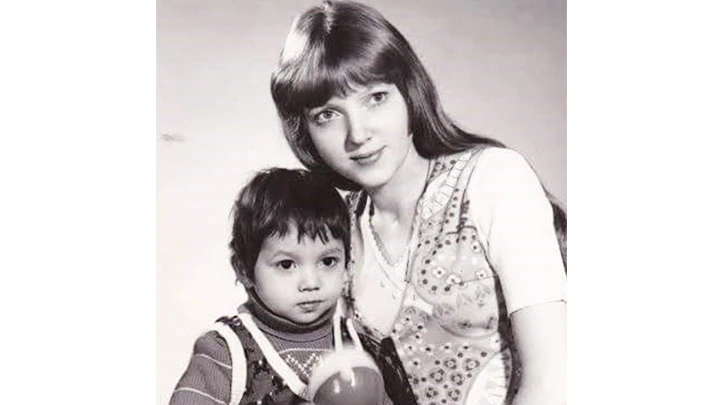 Mẹ Sáli Judit và Attila khi cậu tròn một tuổi.