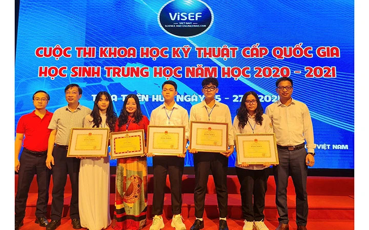 Học sinh Hoàng Việt Phúc (người thứ năm từ trái qua), Trường THPT chuyên Lào Cai nhận Giải nhất Cuộc thi Khoa học kỹ thuật cấp quốc gia dành cho học sinh trung học năm học 2020 - 2021.