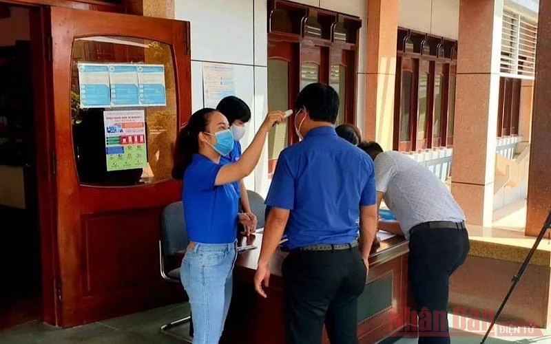 Đoàn viên Đoàn Thanh niên Cộng sản Hồ Chí Minh Công ty Cổ phần Cảng Quy Nhơn hỗ trợ đo thân nhiệt, khai báo y tế đối với người khách hàng đến làm việc tại Cảng Quy Nhơn, tỉnh Bình Định.