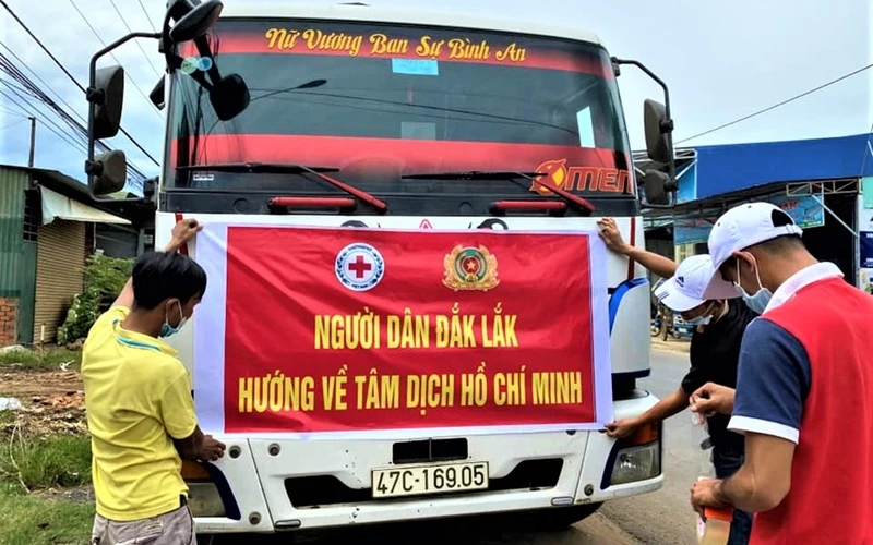 Những “chuyến xe yêu thương” chở các loại thực phẩm người dân Đắk Lắk đóng góp hỗ trợ người dân thành phố Hồ Chí Minh vượt qua dịch bệnh.