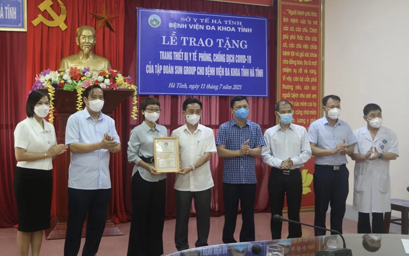 Phó Bí thư Thường trực Tỉnh ủy Hà Tĩnh Trần Thế Dũng (giữa phải) trao tặng chứng nhận “Tấm lòng nhân ái” cho bà Mai Thúy Hằng (giữa trái) - đại diện Tập đoàn Sun Group.