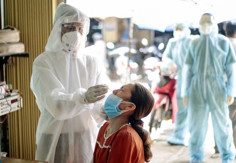Ngành y tế lấy mẫu xét nghiệm SARS-CoV-2 tại chợ Thạnh Mỹ, huyện Đơn Dương, Lâm Đồng.