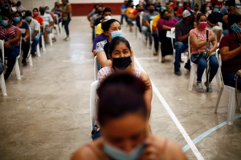 Người dân Mexico xếp hàng chờ đợi đến lượt tiêm vaccine ngừa Covid-19 của Pfizer. Ảnh: Reuters.