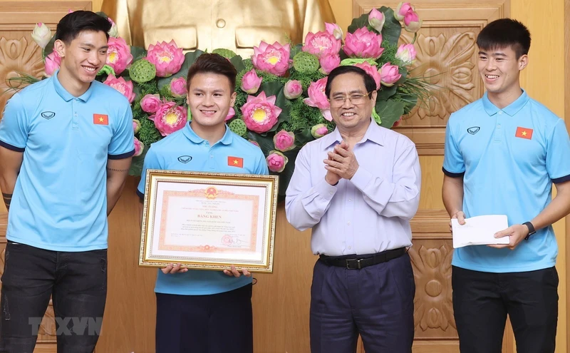 Thủ tướng Phạm Minh Chính tặng Bằng khen cho Đội tuyển bóng đá nam vì có thành tích xuất sắc. (Ảnh: TTXVN)