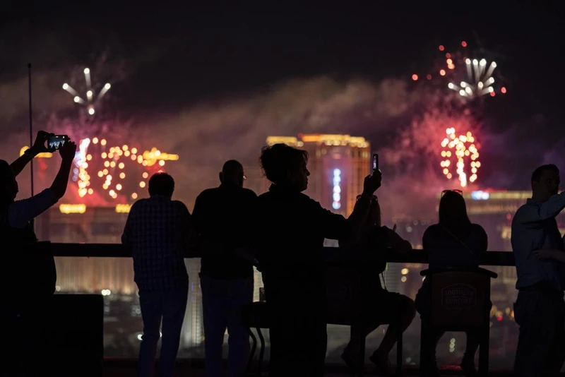 Người dân xem trình diễn pháo hoa tại TP Las Vegas, Mỹ, ngày 4/7. (Ảnh: AP)