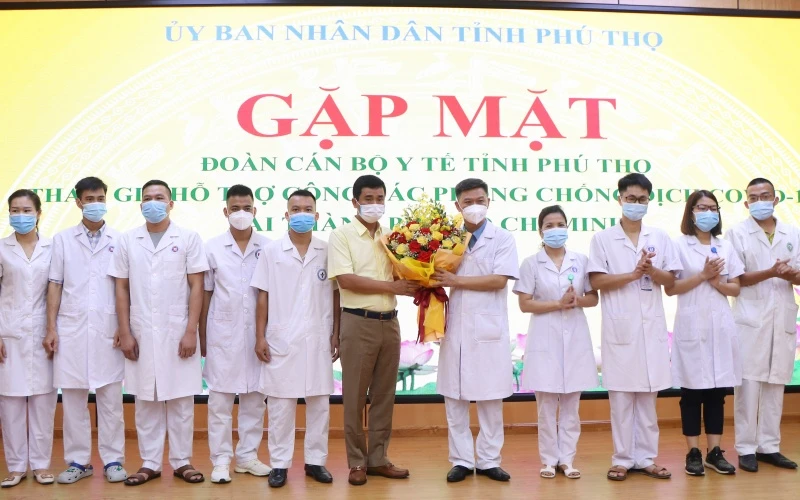 Lãnh đạo tỉnh Phú Thọ tặng hoa động viên các y, bác sĩ hoàn thành tốt nhiệm vụ được giao.