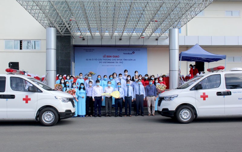 Bàn giao 2 xe cứu thương chất lượng cao cho Bệnh viện đa khoa tỉnh Sơn La.