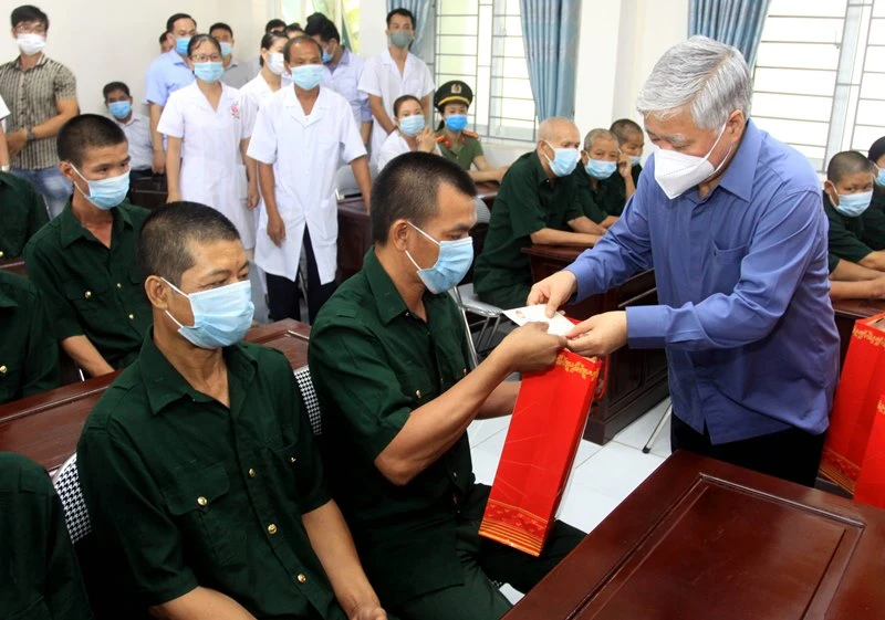 Chủ tịch Ủy ban Trung ương Mặt trận Tổ quốc Việt Nam Đỗ Văn Chiến trao quà cho thương, bệnh binh Trung tâm Chăm sóc và phục hồi chức năng cho người tâm thần tỉnh Thái Bình.