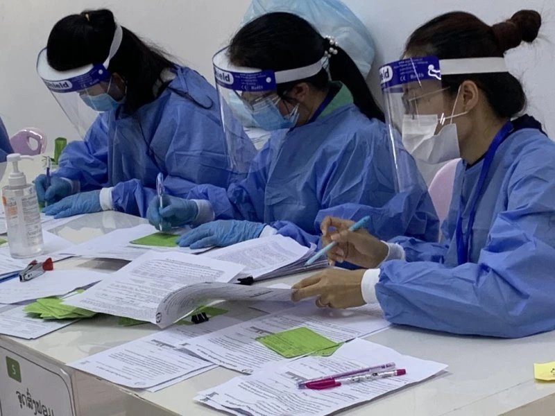 Nhân viên y tế Lào tiếp nhận đăng ký tiêm vaccine ngừa Covid-19 tại bệnh viện Setthathirat của Lào. 