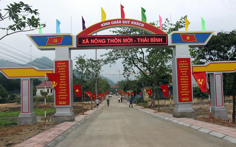 Ðường giao thông ở xã nông thôn mới nâng cao Thái Bình, huyện Yên Sơn được quy hoạch khang trang. 