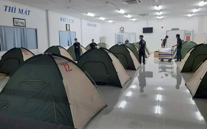 Công ty TNHH Daikan Việt Nam, KCN Amata (Ðồng Nai) dựng lều ngủ cho công nhân ở lại nhà máy. Ảnh: THIÊN VƯƠNG 